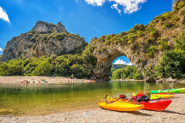 Kayaks colorés sur l'Ardèche devant le Pont d'Arc