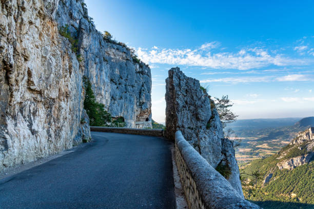 Route spectaculaire taillée dans les falaises du Vercors