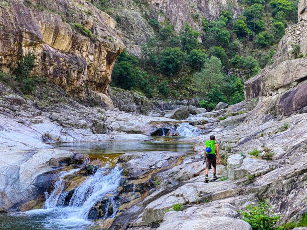 Randonneur explorant les gorges rocheuses de l'Ardèche