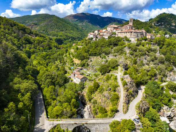 Village perché d'Ardèche niché dans les montagnes verdoyantes
