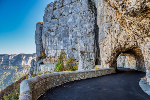 Route spectaculaire creusée dans les falaises du Vercors