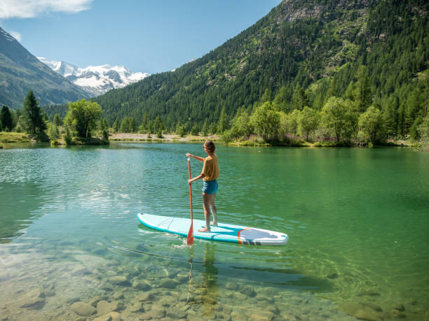 Paddle sur un lac alpin aux eaux cristallines