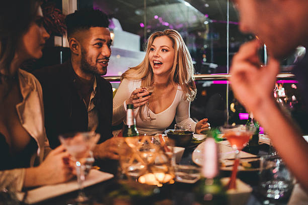 Amis partageant un repas convivial dans un restaurant de la Drôme